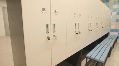 Boş soyunma odasındaki dolaplar, anahtarlar ve banklar kapalıydı. Spor kulübünde kişisel eşyalar için depolama