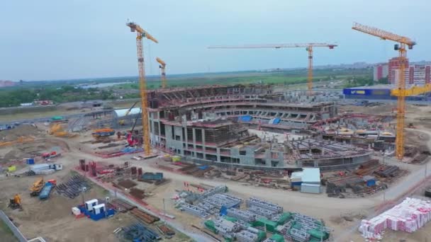 阿尔蒂 哈萨克斯坦 2022年8月10日 在建筑工地鸟瞰下 在体育场附近悬挂起重机的起重机 8月10日阿拉木图建筑业的强大机器 — 图库视频影像