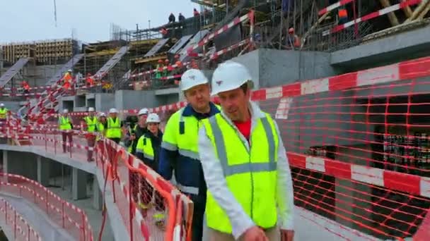 Almaty Kazakhstan August 2022 Ingenjörer Team Med Kameraman Promenad Längs — Stockvideo