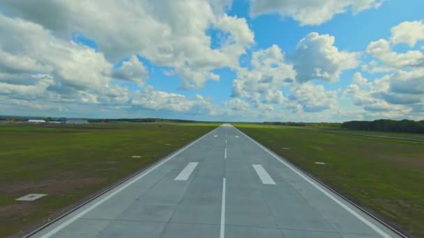 Boş Asfalt Yol Yeşil Alanda Işaretli Bulutlu Gökyüzünün Altında Ufka — Stok video