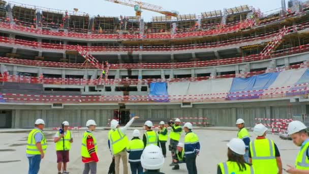 Almaty Kazakhstan Ağustos 2022 Mühendis Spor Arena Şantiyesinde Gazetecilere Röportaj — Stok video