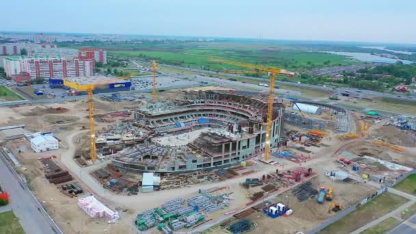 2022年8月10日 カザフスタンのアルマトイ市 市街地の建設現場上部にある未完成のスポーツスタジアム付近のクレーン アルマトイの8月10日の近代的な建築機械 — ストック動画