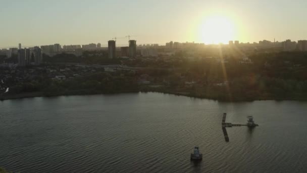 Wasserreinigungsschiff Treibt Auf Ruhigem See Gegen Die Moderne Stadt Bei — Stockvideo