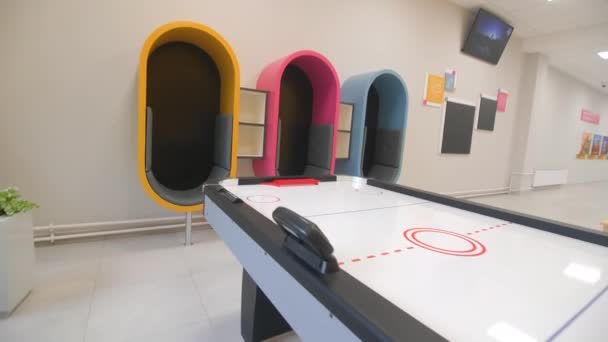 Kleurrijke Ovale Stoelen Air Hockey Voor Kinderen Lege Speelkamer Animatiecentrum — Stockvideo
