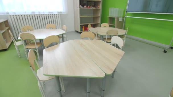 Εξάγωνο Σχήμα Μικρά Τραπέζια Και Καρέκλες Στην Τάξη Του Προσχολικού — Αρχείο Βίντεο