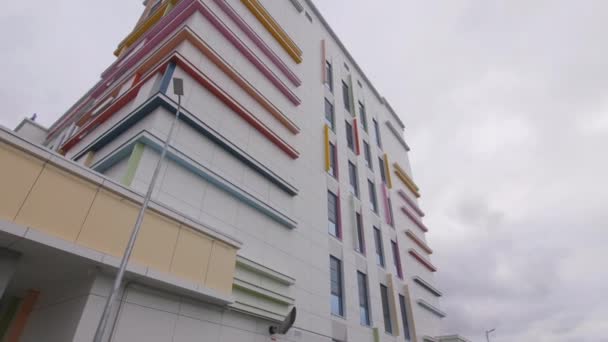 Şehir Bölgesinde Bulutlu Gökyüzünün Altında Renkli Dekorlu Çağdaş Okul Binası — Stok video