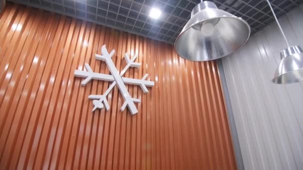 Chandeliers Metal Sobre Mostrador Recepción Decoración Navidad Sala Centro Negocios — Vídeos de Stock