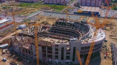 ALMATY, KAZAKHSTAN - 15 Eylül 2022: Kentsel bölge kuş bakışı inşaat alanında yüksek vinçleri olan çağdaş spor stadyumu. Şehrin gelişimi 15 Eylül 'de Almaty' de