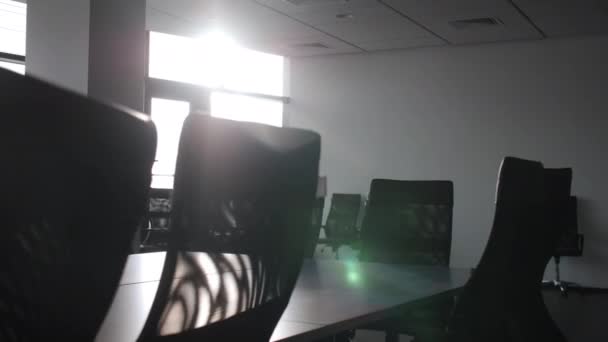 Långt Skrivbord Med Fåtöljer För Deltagare Ljus Konferenslokal Med Panoramafönster — Stockvideo