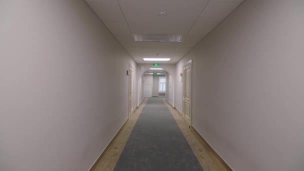 Long Couloir Lumineux Avec Portes Aux Bureaux Dans Bâtiment Entreprise — Video