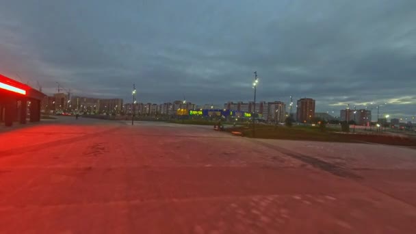 Almatia Kazakhstan Wrzesień 2022 Czerwone Neony Oświetlają Budynek Nowym Dużym — Wideo stockowe