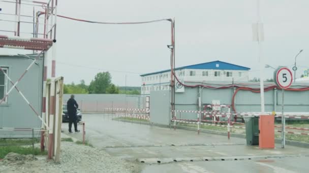 Almaty Kazakhstan Settembre 2022 Auto Nera Attraversa Cancello Aperto Fino — Video Stock