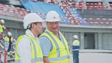 ALMATY, KAZAKHSTAN - SEPTEMBER 07 2022: Foreman spor arenası inşaat sahasında yönetici olarak ilerleme kaydetti. 7 Eylül 'de Almaty' deki binaları yetenekli müfettiş denetliyor.