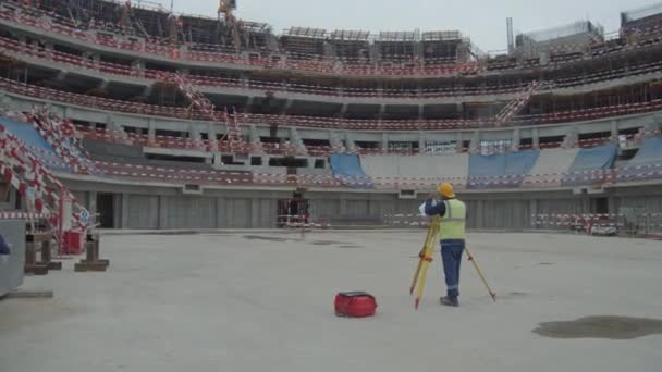 Almatia Kazakhstan Wrzesień 2022 Budowniczy Teodolitowymi Pracami Placu Budowy Hali — Wideo stockowe