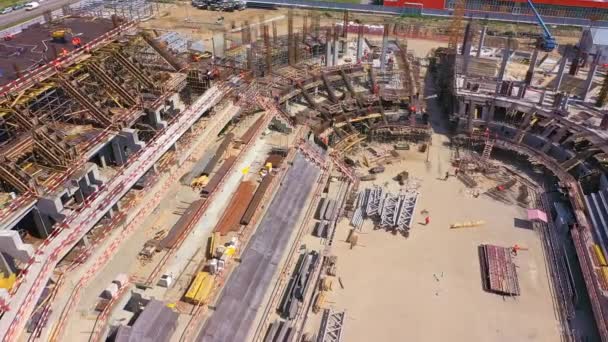 建設現場の空中ビューで将来のスポーツアリーナの建材や死体 都市の産業と技術 — ストック動画