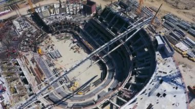 Çatı iskeleti, yaz günü havadan bakıldığında spor stadyumunun inşaat sahasına vinçlerle yükleniyor. Kentsel gelişim