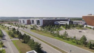 Gündüz güneşli hava manzaralı banliyö bölgesinde modern iş merkezi binaları. Büyük eğitim kompleksi mimarisi