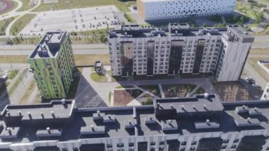 Yüksek binaları ve yaz kasabasının hava manzaralı stadyumu olan bir yerleşim bölgesi. Çağdaş şehir mimarisi