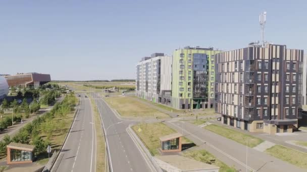 Snygga Gröna Och Grå Lägenhetsbyggnader Med Spegelfasader Stadsdelen Antenn Utsikt — Stockvideo