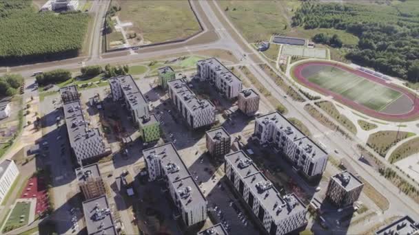 Obytná Čtvrť Bytovými Domy Velkým Stadionem Letním Městě Pohled Ptačí — Stock video