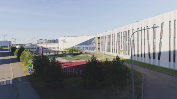 Stor Tom Idrottsplats Med Tränare Nära Lång Atletisk Skolbyggnad Sommaren — Stockvideo