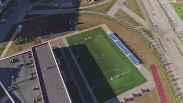 Terrain Football Vert Près Bâtiment École Sport Sur Vue Jour — Video