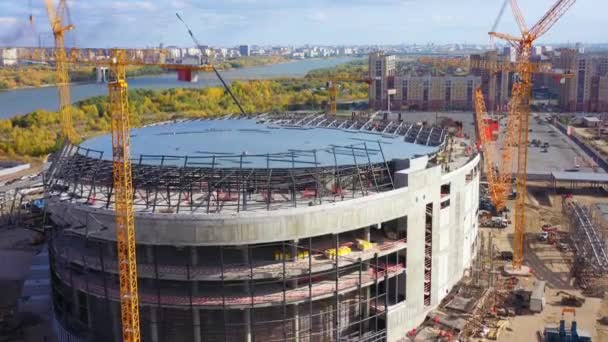 Sports Arena Building Progress High Tower Cranes Riverbank City Aerial — Vídeo de Stock