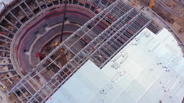 建設現場上面に屋根と機械部分的に覆われた将来のスタジアムの建物 都市開発 — ストック動画
