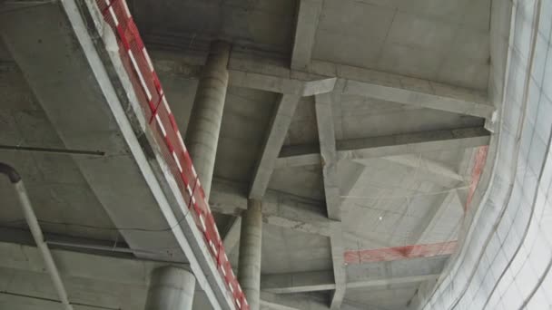 未完工体育场建筑中的灰色混凝土天花板和柱子 未来公众中心的内部屠体 — 图库视频影像