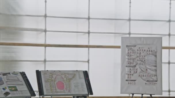 在建筑工地的讲台上绘制当代竞技场的草图 带脚手架的大厅公共中心平面图 — 图库视频影像