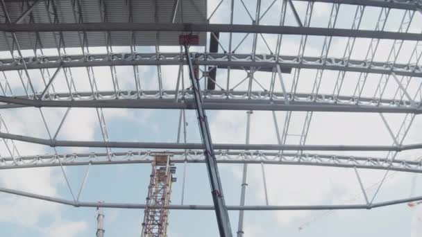 Truck Crane Hoist Supports Roof Details Sports Stadium Construction Site — Vídeos de Stock