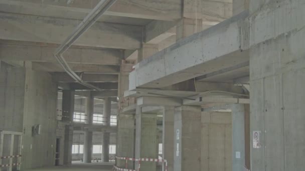 将来のスポーツスタジアムの建物の保護フェンスとコンクリート床と列 未完成の公共施設の内装 — ストック動画