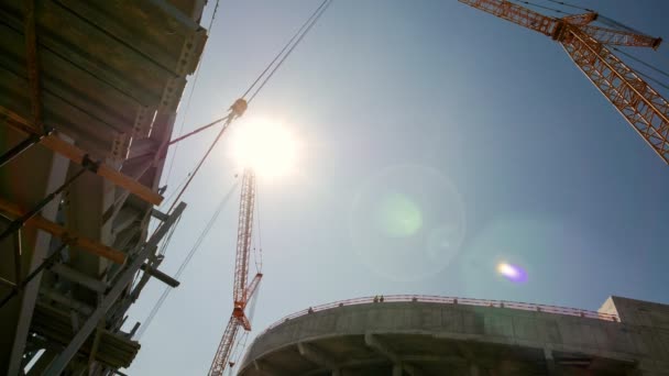 Timelapse High Cranes Operating Large Arch Beam Detail Stadium Roof — Vídeo de stock