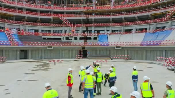 工程师在开放的建筑工地向记者展示未来的体育场建筑 城市发展列报 — 图库视频影像
