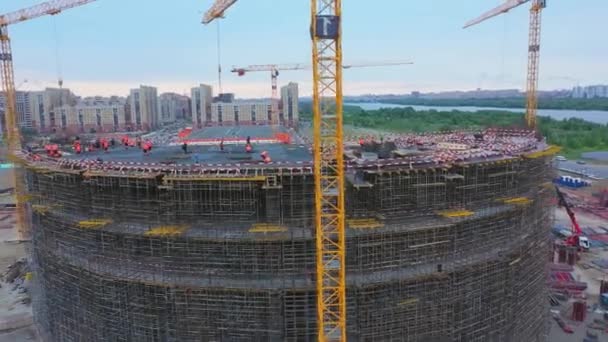 Workers Color Jackets Sports Arena Roof Construction Site City Bird — Stock videók
