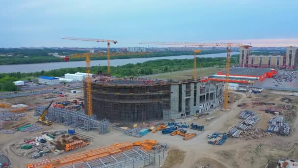 Sports Center Building Operating Cranes Construction Site Large City Aerial — Vídeo de Stock