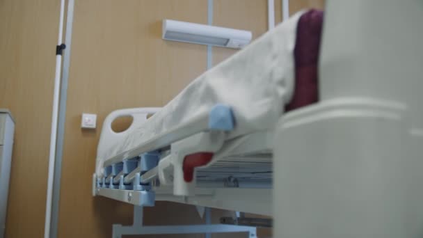 空の病院病棟の閉鎖で快適な調節可能なベッド 現代のクリニックでの患者ケアのための特別な家具 — ストック動画
