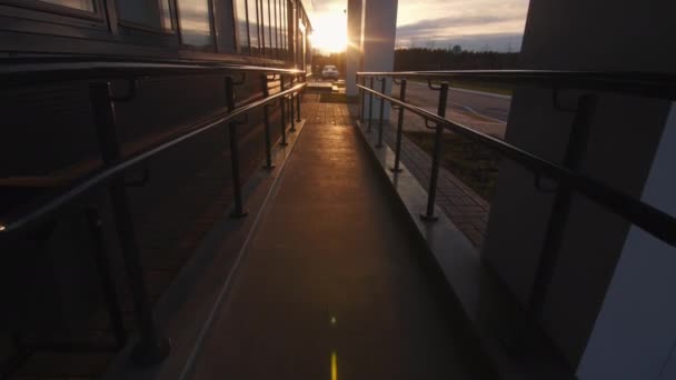 日落时在街上的公共建筑物附近为残疾人清空舒适的斜坡 照顾残疾人 — 图库视频影像