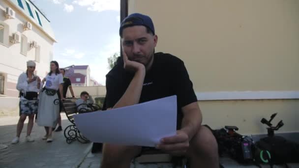 Almaty Kazakhstan July 2022 Actor Sitting Street Bench Reads Script — ストック動画