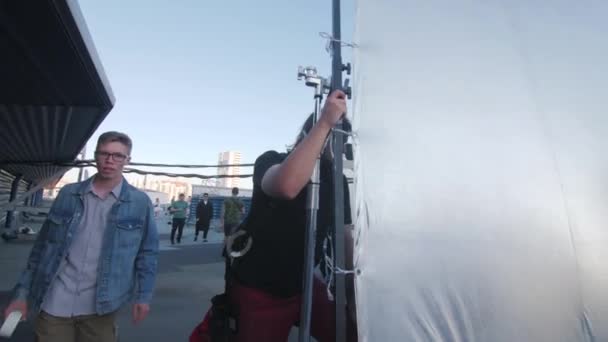 Almaty Kazakhstan July 2022 Filming Crew Adjusts Silver Light Reflector — Stockvideo