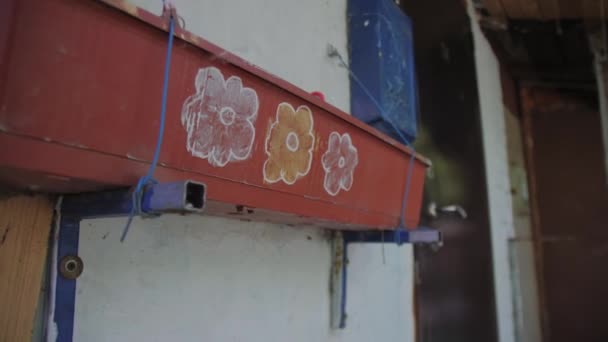 Old Painted Pot Flowers Hanging Entrance Apartment Building Location Filming — Wideo stockowe