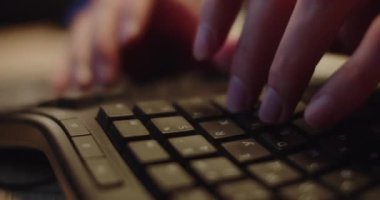 Bilgisayarın klavyesine yazı yazan erkek programcıların parmakları. Adam evde yakın çekimde çalışan yeni web sitesi için kod yazıyor