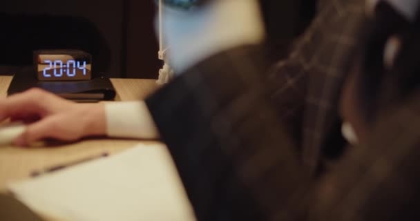 Homem Jaqueta Quadriculada Controla Mouse Trabalhando Computador Empregado Masculino Senta — Vídeo de Stock
