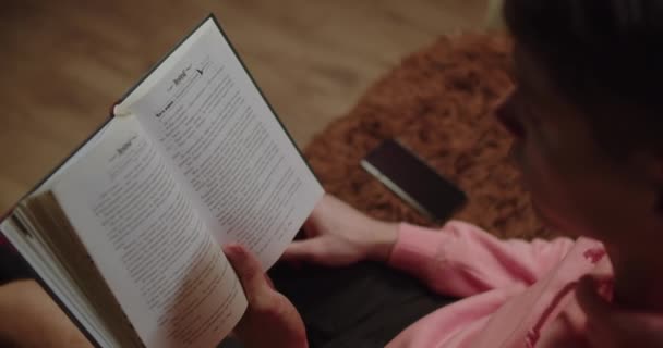 Γυναίκα Διαβάζει Βιβλίο Πάρει Αποσπούν Την Προσοχή Από Εισερχόμενο Μήνυμα — Αρχείο Βίντεο