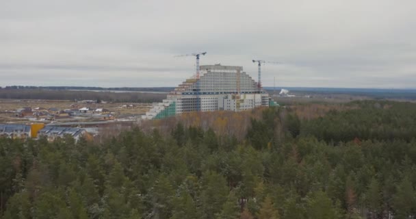 Skog Med Barrträd Och Triangelformad Byggnad Byggprocess Höghus Arkitektur Liten — Stockvideo