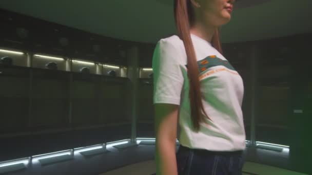阿尔蒂 哈萨克斯坦 2023年1月20日 棕色头发的模特展示了在空荡荡的冰球更衣室里摆出的运动服 图为1月20日在阿拉木图 一名年轻女子为冰球迷展示服装系列 — 图库视频影像