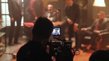 ALMATY, KAZAKHSTAN - 19 Temmuz 2022: Videograf hazırlanmış film setinde oyuncuların fotoğraflarını çeker. Kameraman, 19 Temmuz 'da Almaty' de profesyonel kamera ve film sahnesi için çalışıyor.