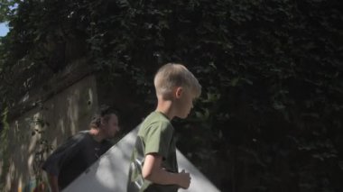 ALMATY, KAZAKHSTAN - 19 Temmuz 2022: Sarışın çocuk oyuncu yaklaşan film için koşu sahnesine katıldı. 19 Temmuz 'da Almaty' de çekilen bölüm çekimlerinin ardından gençler koşuyor.