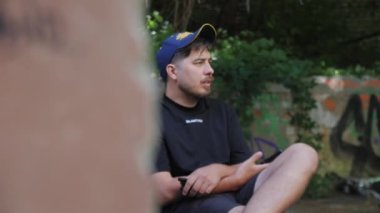 ALMATY, KAZAKHSTAN - 19 Temmuz 2022: Yönetmen film yapımı ve kontrol süreci hakkındaki planlarını paylaşıyor. Görüntü yönetmeni sette çalışır ve 19 Temmuz 'da Almaty' de ayrıntılara dikkat eder.