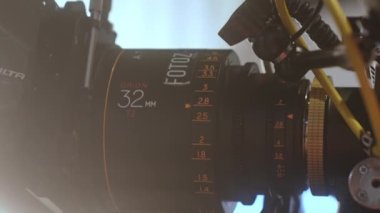 ALMATY, KAZAKHSTAN - 27 HAZİRAN 2023: Mavi arka planda büyük mercekli profesyonel siyah film kamerası. 27 Ocak 'ta Almaty' de film çekmek için modern sinematografi ekipmanları